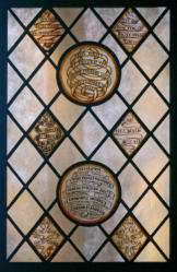 England 1600 - Panneau avec des inscriptions sur des parchemins
