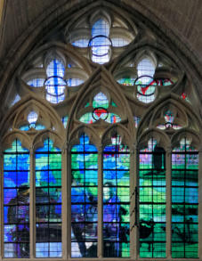 Les baies modernes du transept