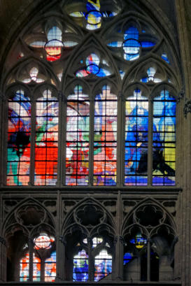 Les baies modernes du transept