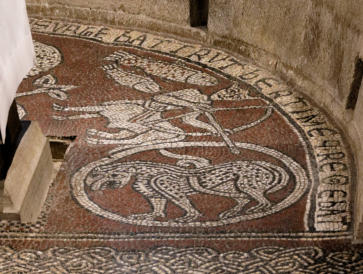 Les mosaïques du sanctuaire, en partie cachées par l'autel