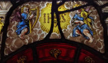 Vitrail héraldique de l'Oeuvre Notre-Dame avec Vierge à l'Enfant en gloire