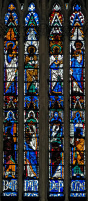 Baie 200: Bernard d'Abbeville offrant le vitrail à lé Vierge et l'Enfant - 4 anges