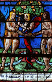 Baie 100: Le Calvaire, avec le Christ entre la vierge et Saint Jean, sous la main de Dieu et au-dessus  d'un calice et du crâne d'Adam