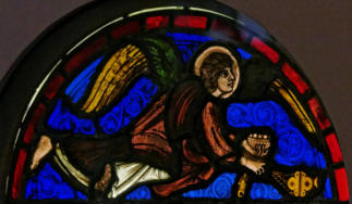 Détail de l'ange dans "deux apôtres": Vitrail du XIIème siècle