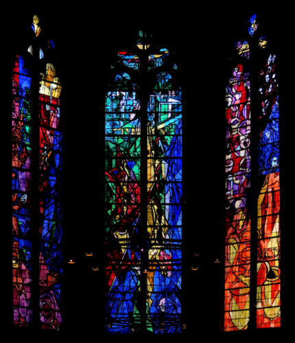 Les 3 vitraux du fond de la chapelle qui en compte 5