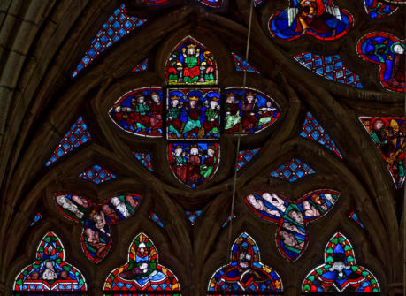 Baie 100: Treize élus couronnés, 11 tiennent des lys et des roses rouges et deux jouent des instruments de musique